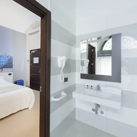 B&B Hotel Trieste Готель